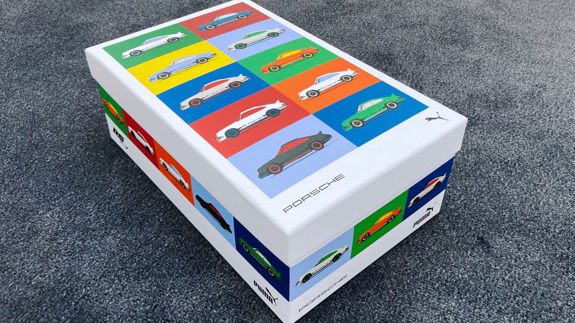 Shoe box provided with the Porsche x Puma Carrera RS 2.7 shoes