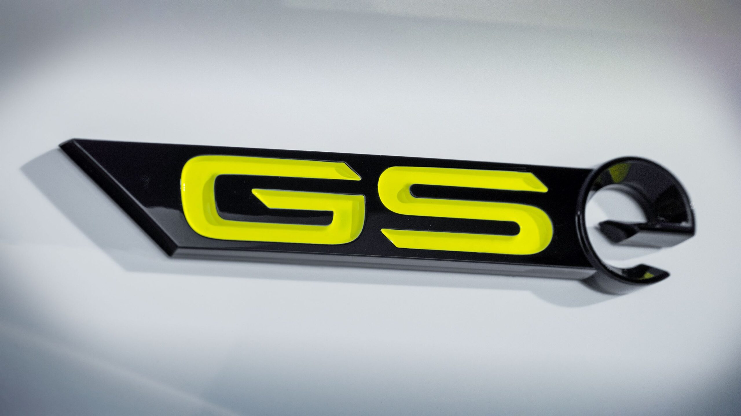 A close-up of the Opel GSe badge on a new Astra GSe.