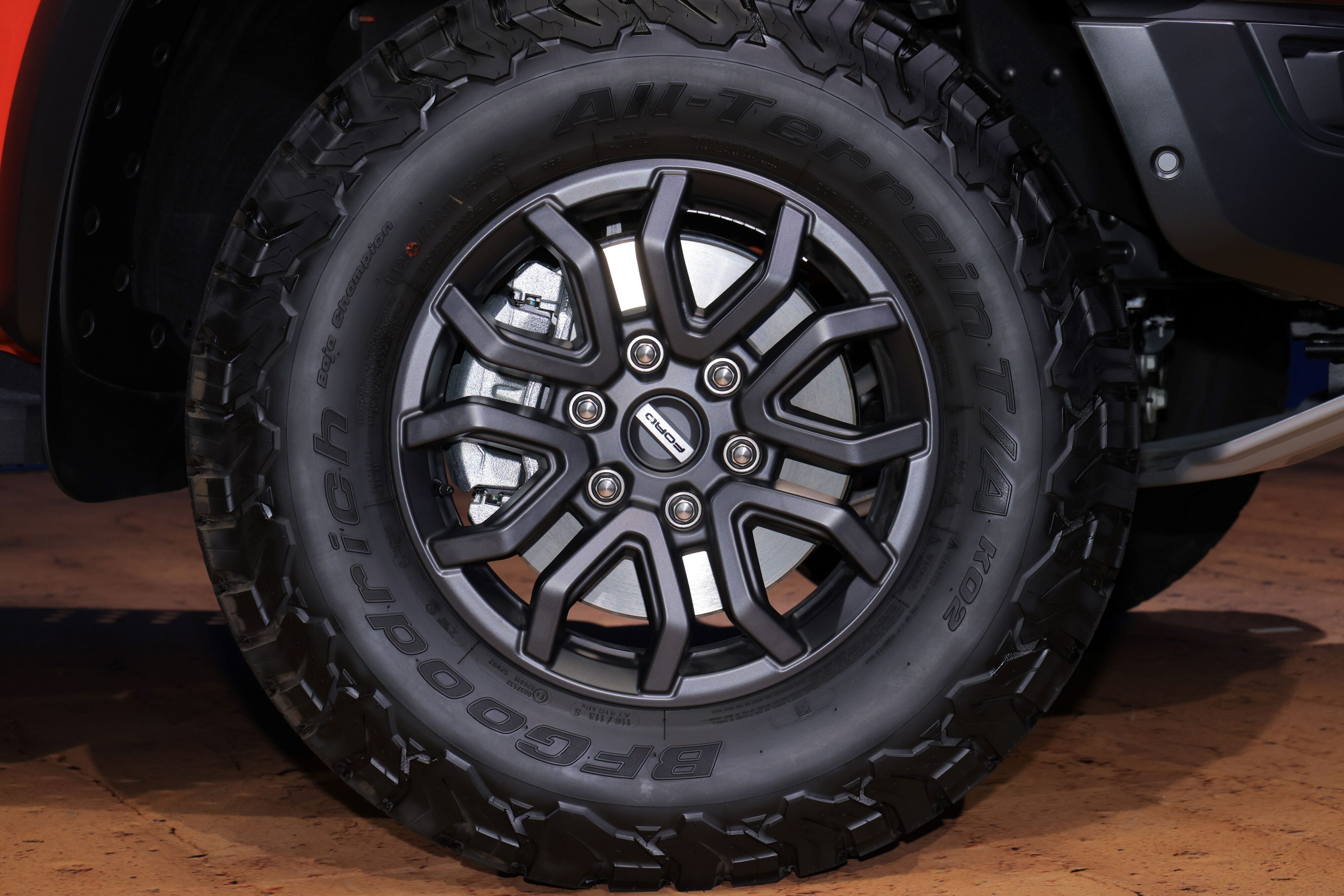 Face on view of the 17 inch wheels shod with BF-Goodrich All-Terrain tyres on the Ford Ranger Raptor BiTurbo Diesel