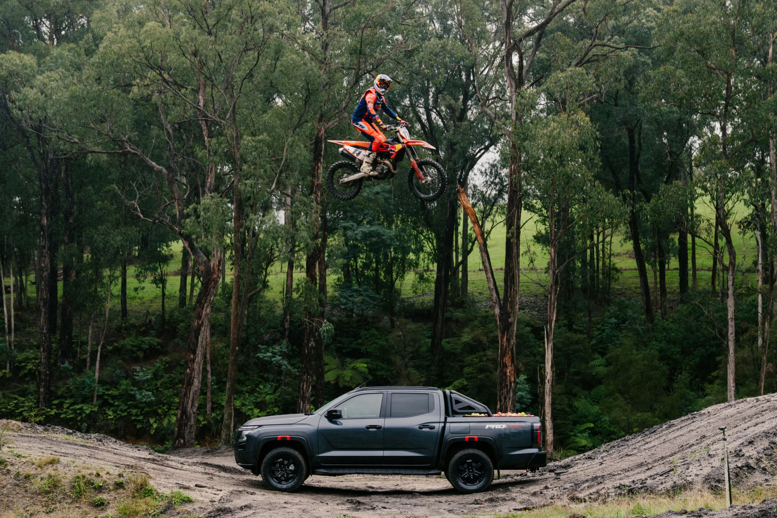 ‘Chucky’ Sanders Returns to Drive the New Nissan Navara PRO-4X